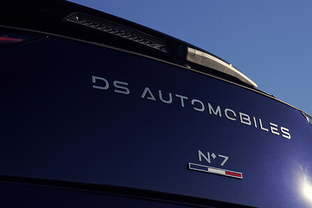 شعارات DS N°7 ÉLYSÉE الخلفية شعار DS Automobiles وN°7 على الباب الخلفي للسيارة الرئاسية