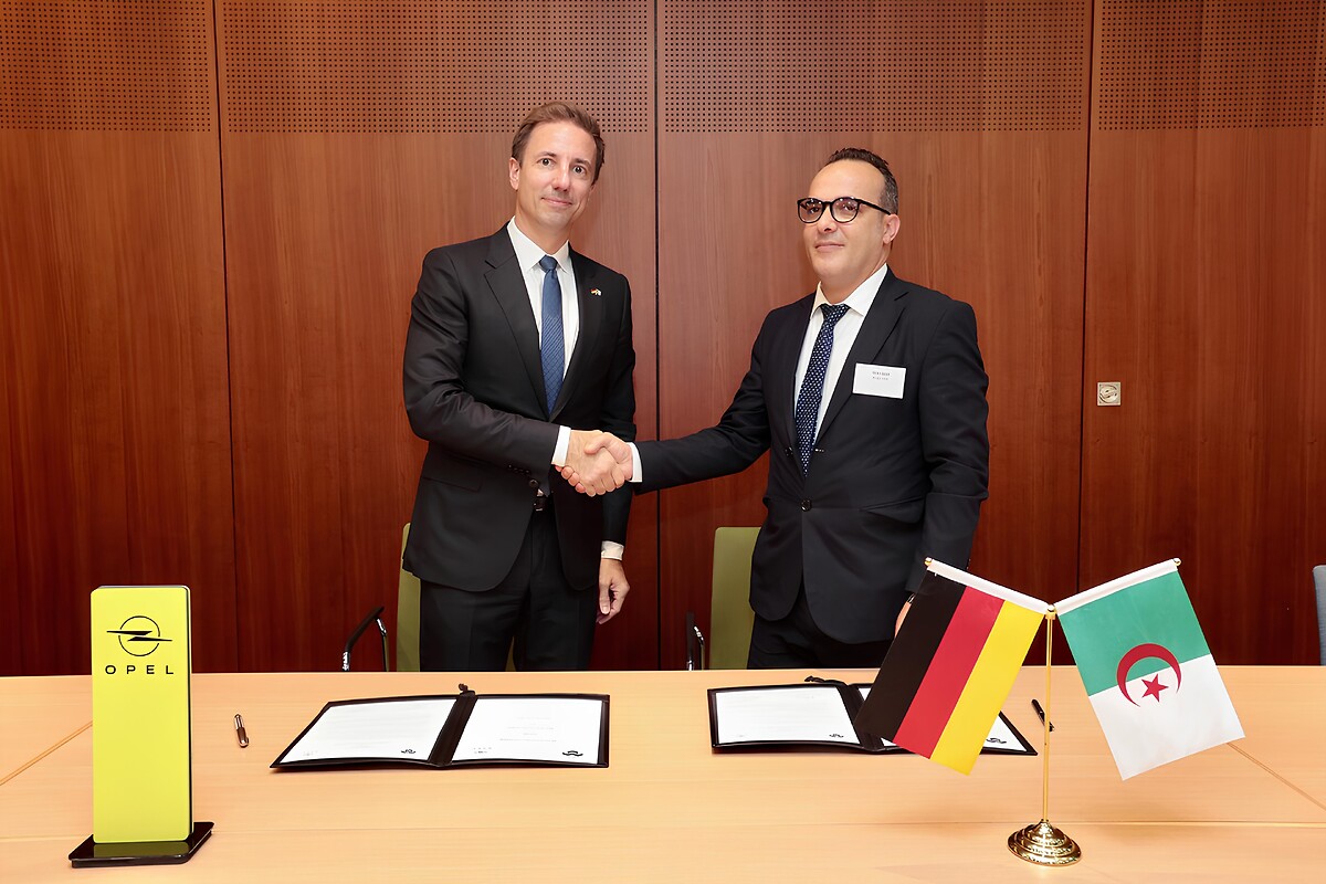 During the German-Algerian Economic Forum in Berlin: Florian Huettl, CEO of Opel Automobile GmbH, and Mohamed Fawzi El Kabir, Managing Director of AGM Holding Company SpA, signed a Memorandum of Understanding (MoU).
