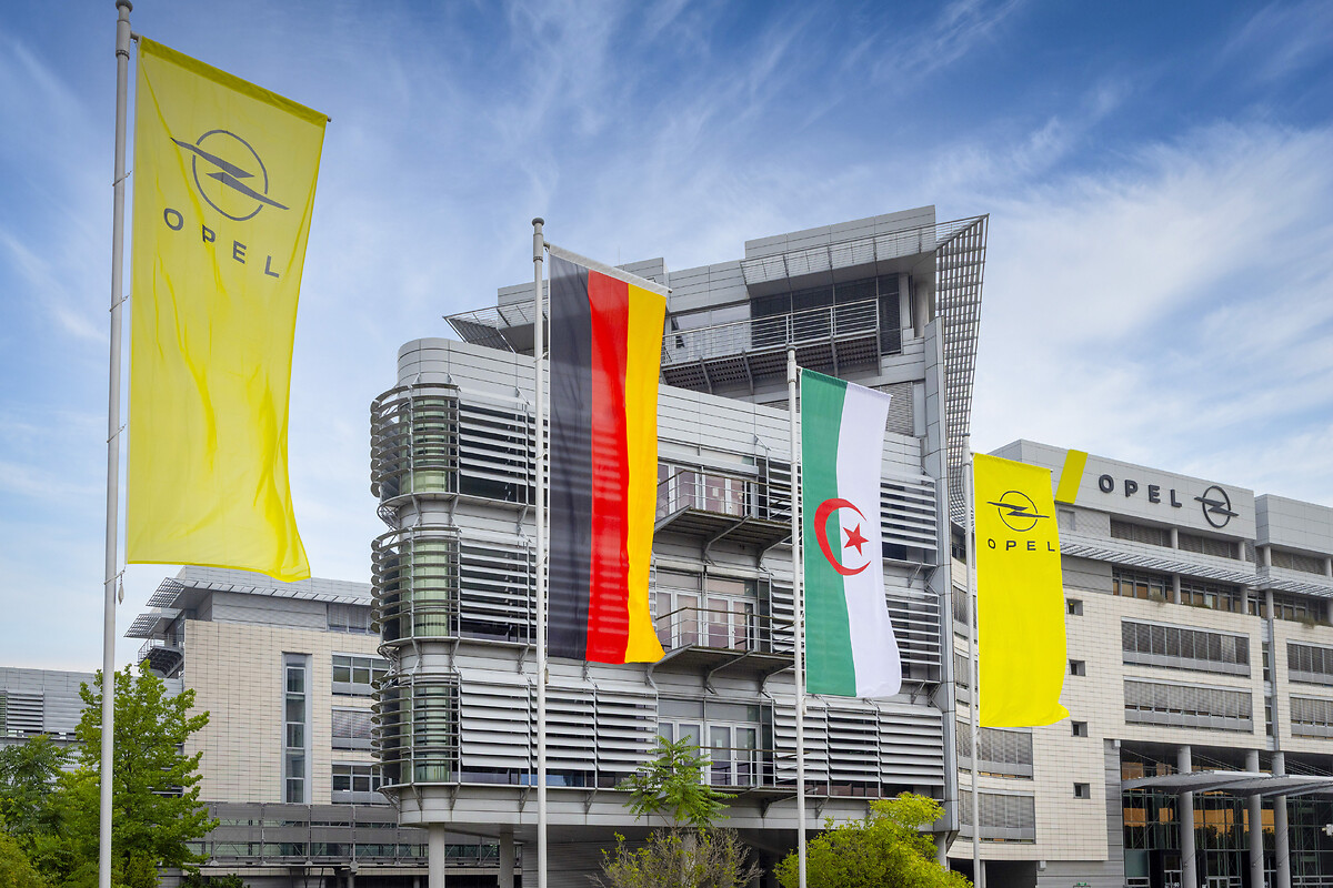 A visible sign of cooperation: Opel is flying the German and Algerian flags on the day of the MoU signatures outside the Adam Opel Haus at its headquarters in Rüsselsheim.