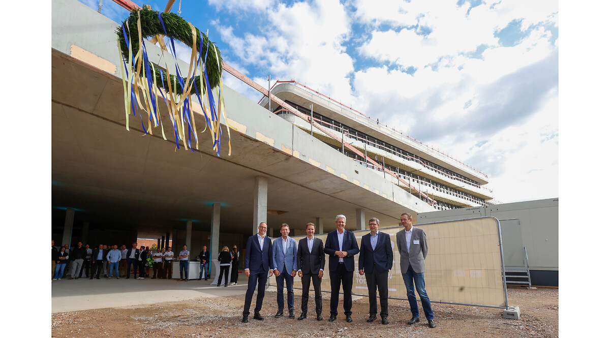 Richtfest in Rüsselsheim: Geschäftsführer Personal und Arbeitsdirektor Ralf Wangemann, VGP CEO Jan van Geet, Opel-Chef Florian Huettl, Oberbürgermeister Patrick Burghardt, Geschäftsführer VGP Germany Daniel Sigmann und Baudezernatsleiter Simon Valerius (v.l.n.r.).