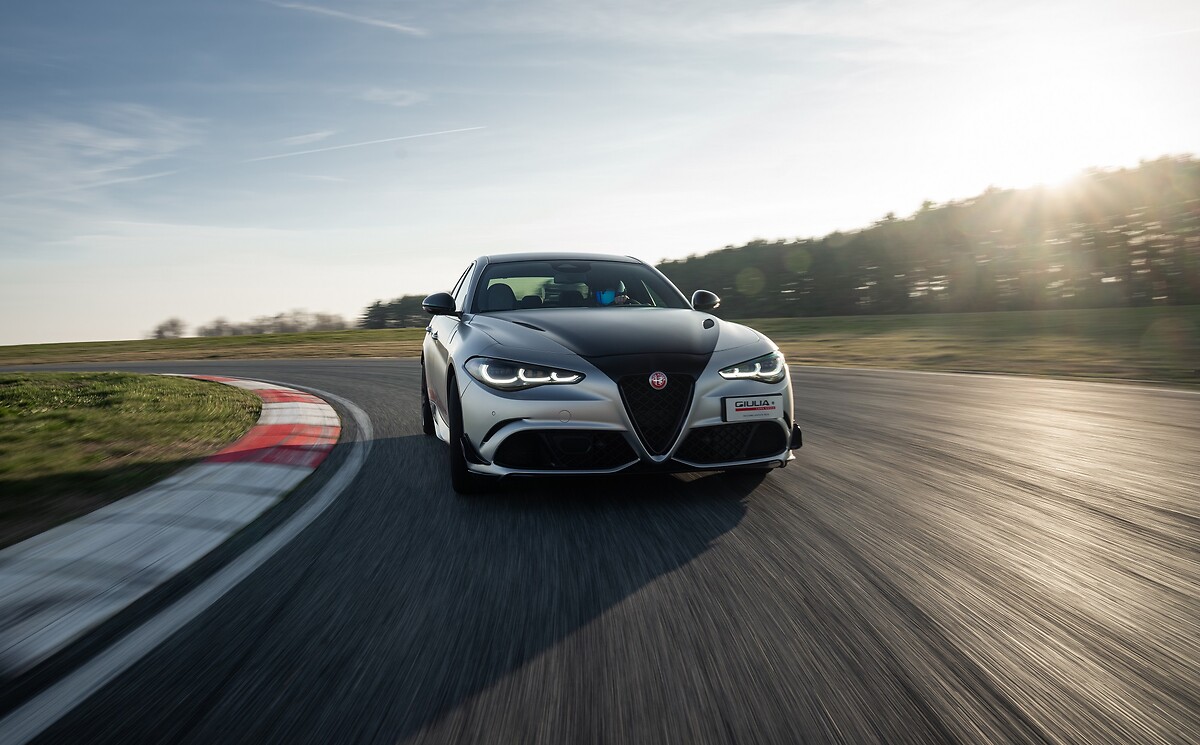 LR_Alfa Romeo Giulia Quadrifoglio Luna Rossa