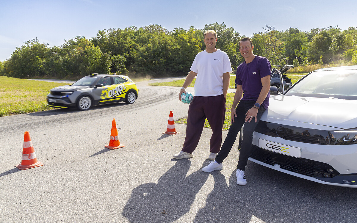 Handball trifft Opel-Motorsport: Steffen Weinhold (links) und Dominik Klein am neuen Opel Corsa GSE.