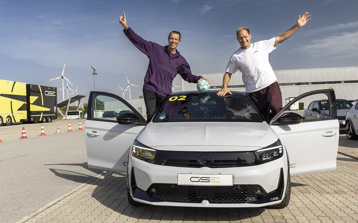 Handball trifft Opel-Motorsport: Dominik Klein (links) und Steffen Weinhold entern den neuen Opel Corsa GSE.