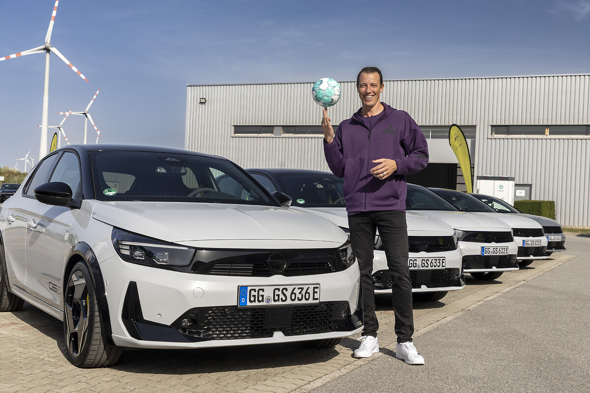 Handball trifft Opel-Motorsport: Dominik Klein am neuen Opel Corsa GSE.