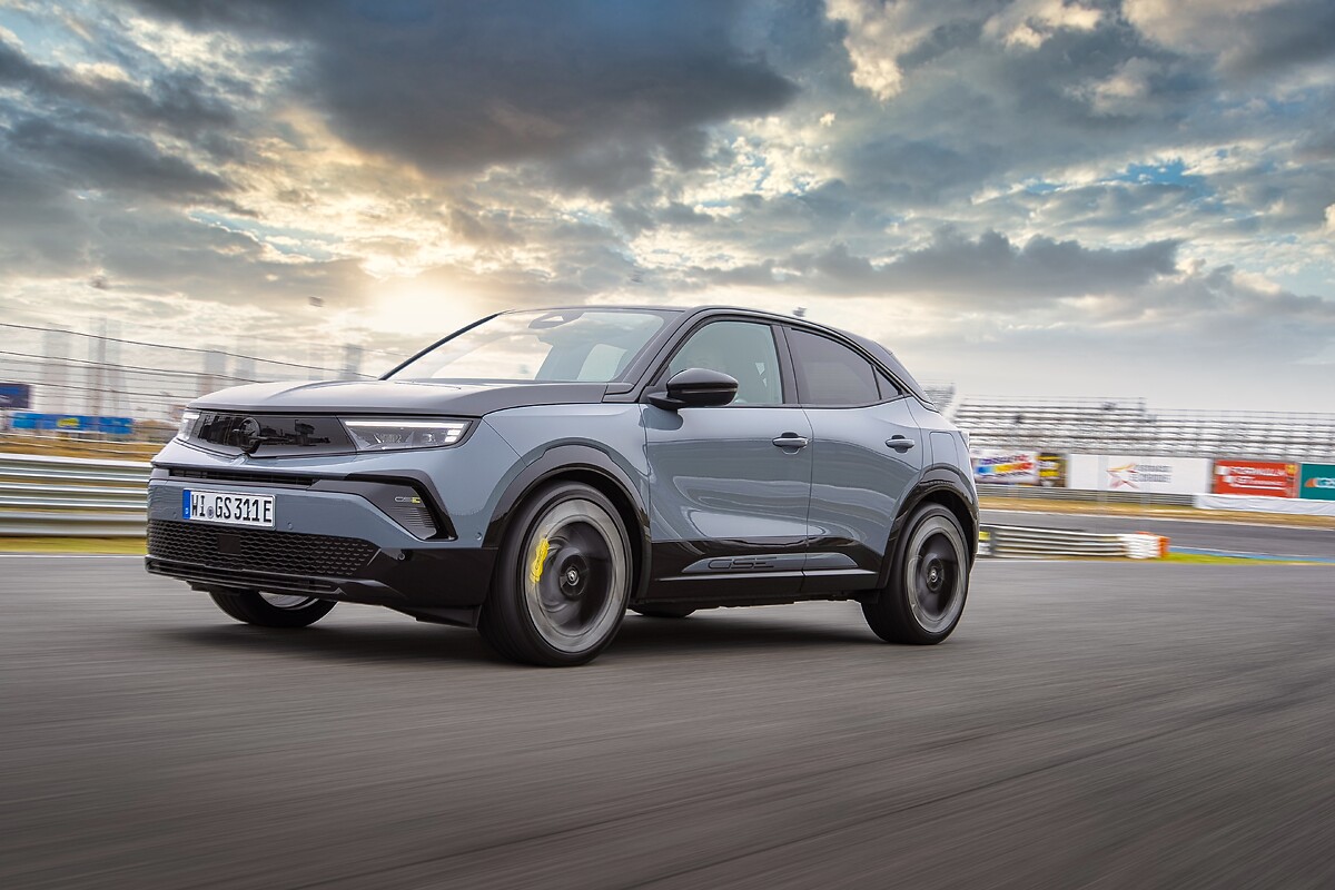« L’ADN de la compétition, sur la route » : Sophia Flörsch, ambassadrice Opel, part à la découverte des racines sportives du Mokka GSE