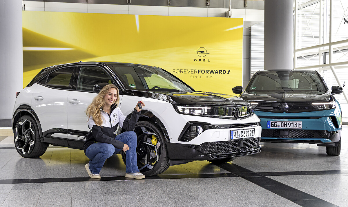 « L’ADN de la compétition, sur la route » : Sophia Flörsch, ambassadrice Opel, part à la découverte des racines sportives du Mokka GSE