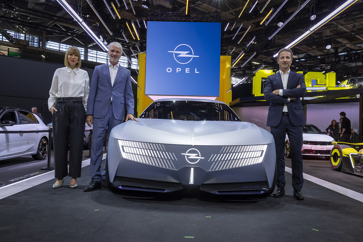 Un aperçu passionnant de l'avenir : le concept Opel STX et l'Opel GSE 27FE font leur première mondiale au Salon de l'automobile de Paris